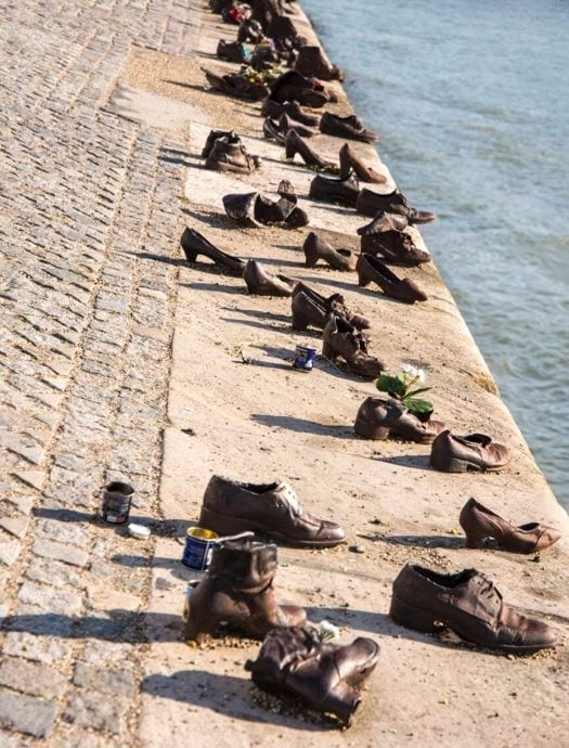 Monumento de los zapatos en Budapest: Un tributo conmovedor a las víctimas del holocausto