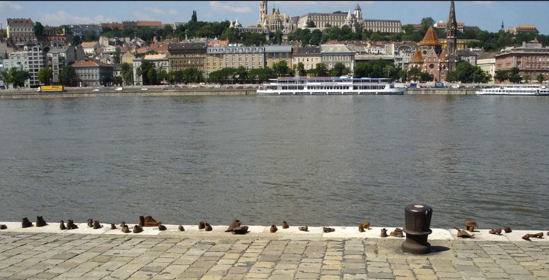 Monumento a los zapatos en Budapest (Zapatos a la orilla del Danubio)