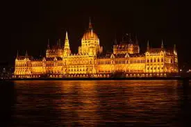 Iluminación nocturna del Parlamento de Budapest