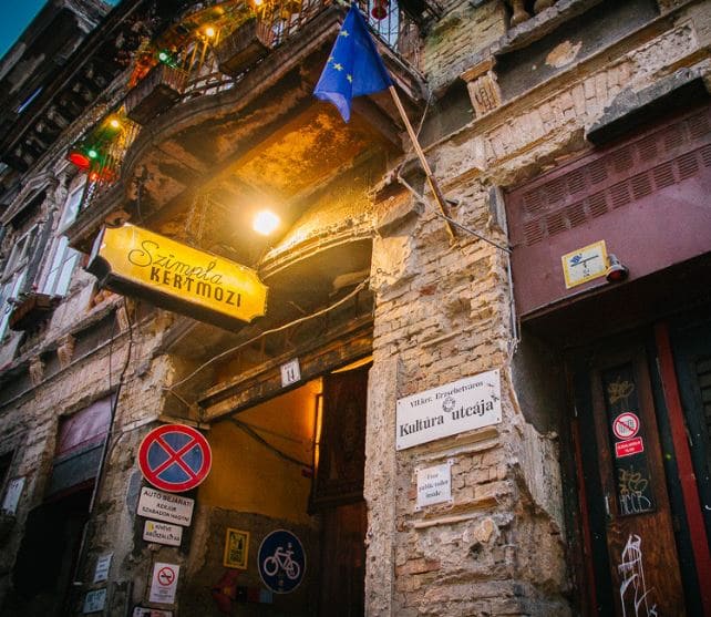 Szimpla Kert: el pionero de los bares ruina en Budapest